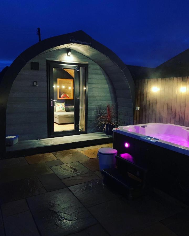 Thistle Pod Farm Stay With Hottub Sleeps 2 Galston  Esterno foto
